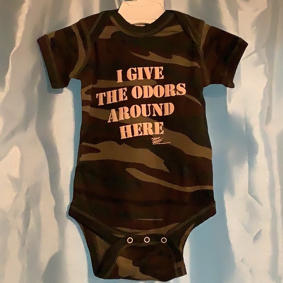 I Give the Odors Around Here, camouflage onesie - Picture 2 of 4